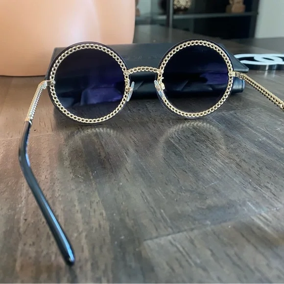 Chic Black Sunglasses with Chain Detail - Picture 10 of 15